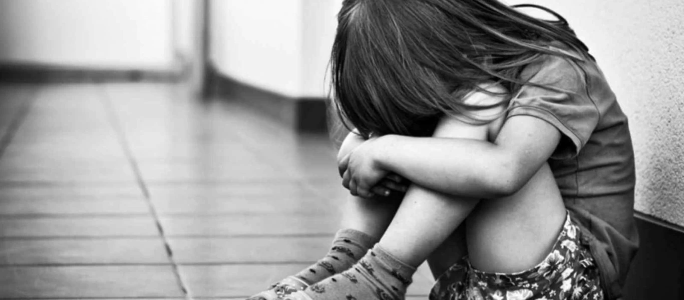 Σοκ: Κάρφωσαν βελόνες στην καρδιά και τον πνεύμονα της 3χρονης κόρης τους σε τελετή σατανισμού